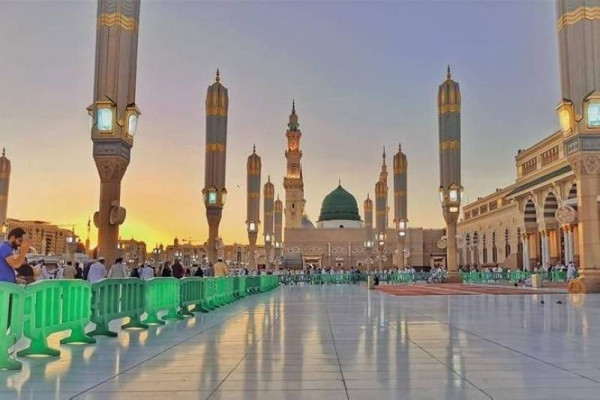2 non-Muslim women enter Prophet’s Mosque courtyard by mistake