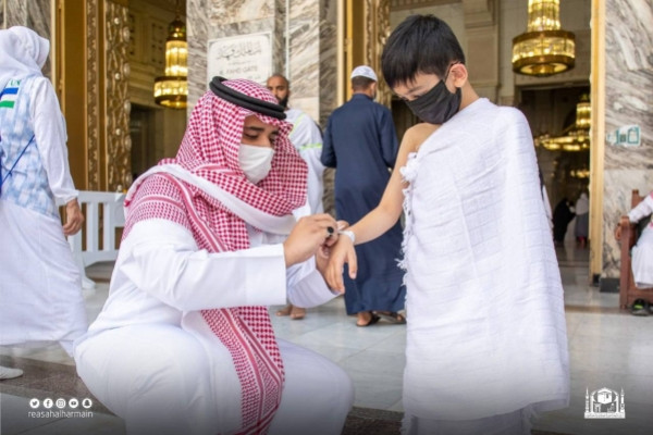 Haram Presidency distributes bracelets among children at Grand Mosque