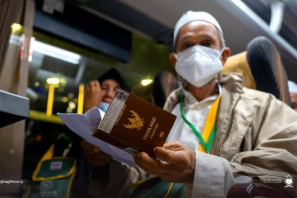 Thai pilgrims arrive in Jeddah on first direct flight