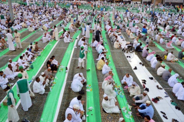 Dry foods are allowed inside the Two Holy Mosques