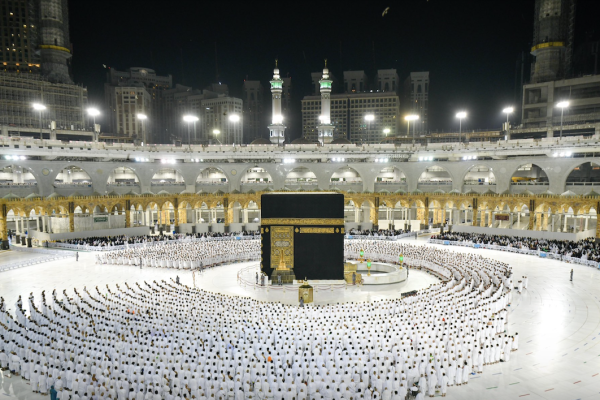 First prayer in Makkah’s Grand Mosque held without social distancing